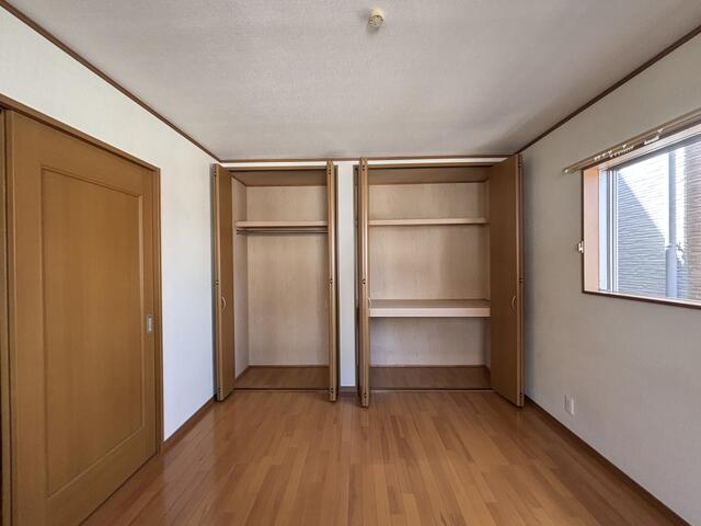 リビング以外の居室／２階洋室７．５帖の収納内部。押入れ仕様とクローゼットタイプの／撮影日2026-05-10