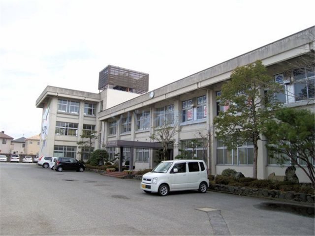 中央中学校 (1,300m)