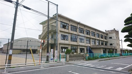彦根市立稲枝東小学校 (620m)