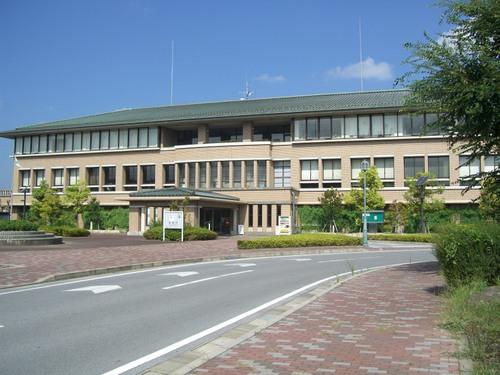 愛荘町役場愛知川庁舎 (825m)