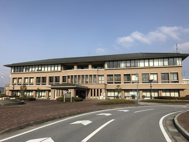 愛荘町役場愛知川庁舎 (794m)