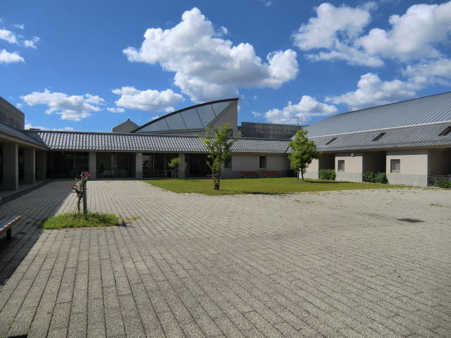 愛荘町立愛知川図書館 (1,618m)