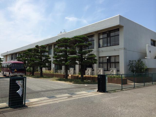 愛荘町立愛知川小学校 (823m)