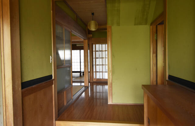 玄関／木の格子戸が光を取り入れ、明るい玄関です。