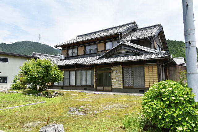 現地（外観）／雨戸付きで強い雨風の進入を防いでくれます。