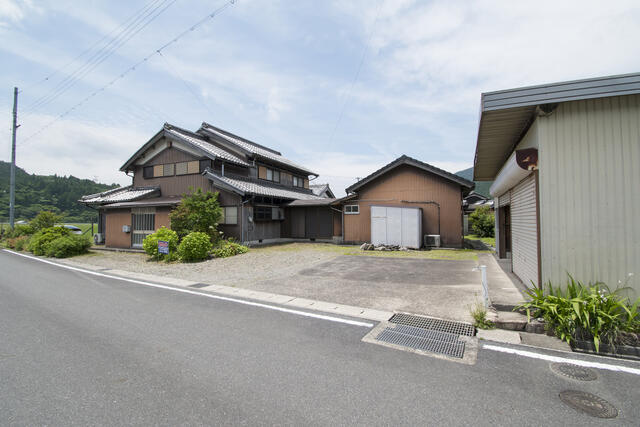 現地（外観）／車庫の前には立水栓があり、洗車、子どものプール、ＢＢＱ、外作