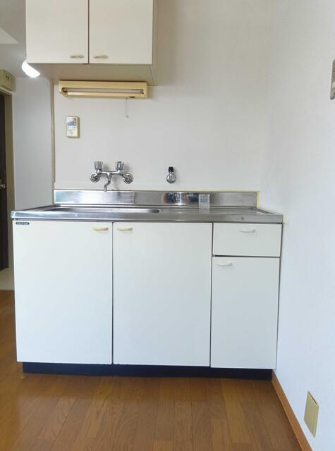 キッチン／吊戸棚含め、収納棚の多い流しになります。