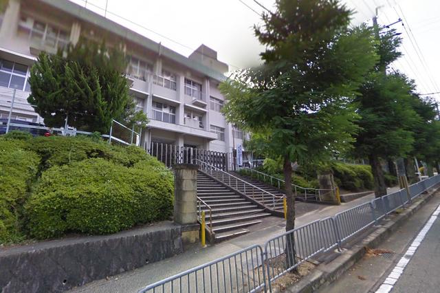 亀岡市立つつじケ丘小学校 (853m)
