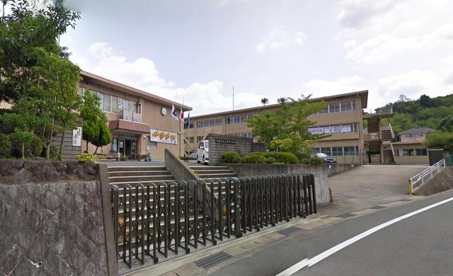 亀岡市立東輝中学校 (959m)