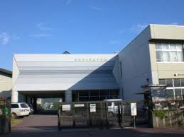 亀岡市立詳徳中学校 (855m)