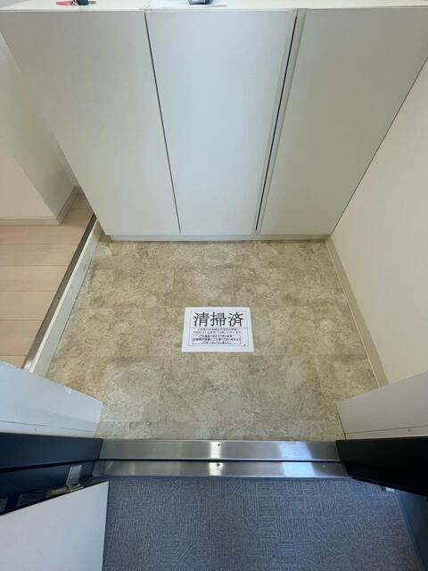 玄関／玄関で靴を履いて、脱いでリセットスイッチ入ります