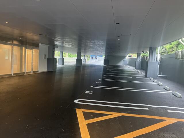 広い駐車場を完備。雨に濡れずに車の乗り降りや荷物の出し入れが
