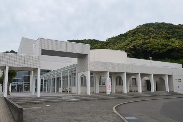 高浜町中央図書館 (688m)