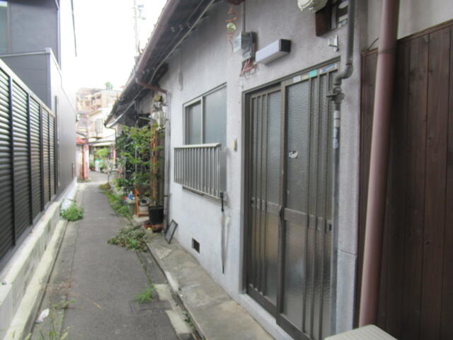現地（外観）／前面通路／撮影日2022-12-01