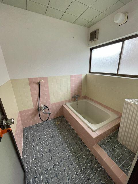 浴室／浴室には窓も付いているので、こもりがちな湿気もすぐ取り除くこ