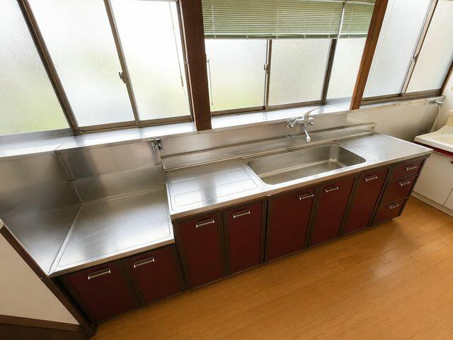 キッチン／キッチンは２か所ございます。※この画像はＡＩで編集を施してい