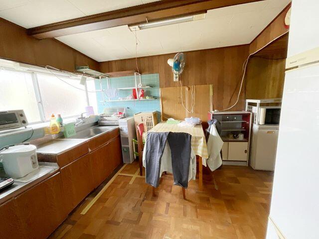 リビング／窓からたっぷりの日差しが入り、明るいお部屋になっています♪