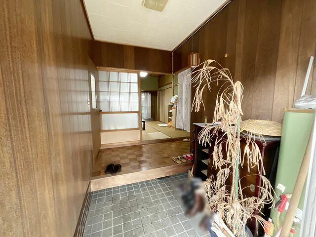 玄関／玄関の先には６帖の和室がございます！