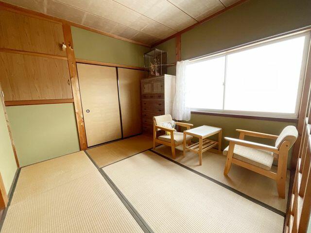 リビング以外の居室／大きな窓から鮮やかな光が差し込む和室です。