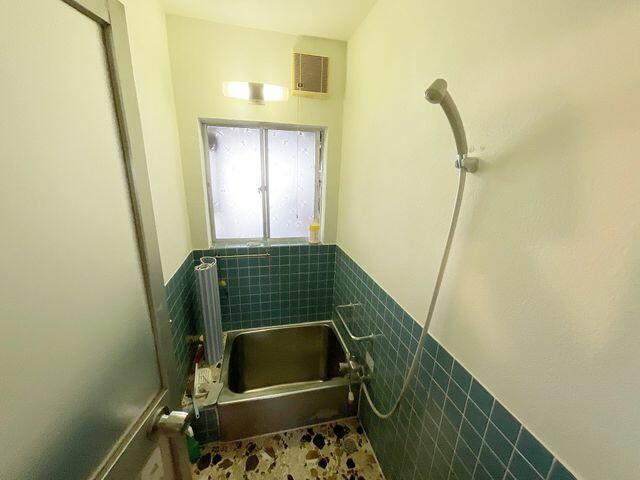 浴室／窓からしっかりと換気が出来るので、湿気がこもりにくく掃除も楽