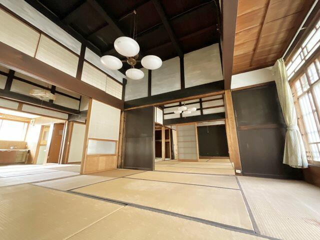 リビング以外の居室／客間としても、普段使いの部屋としてもお使いいただける便利な和