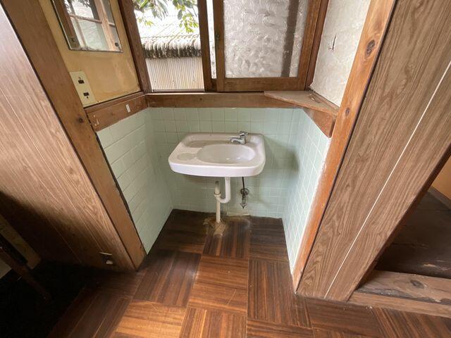 洗面台・洗面所／窓付きの洗面コーナーです。