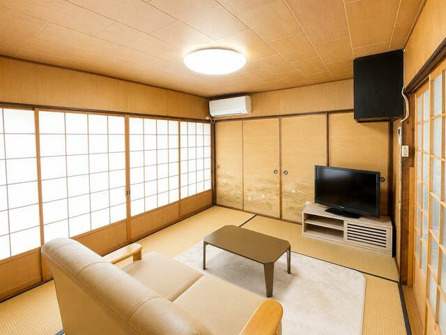 リビング以外の居室／心落ち着く、やさしい雰囲気の和室です♪※この画像はＡＩで編集