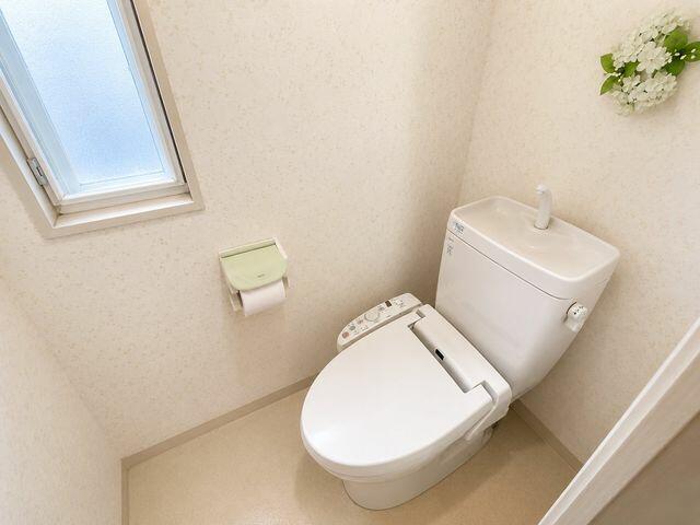 トイレ／お手入れのしやすいトイレです♪※この画像はＡＩで編集を施して