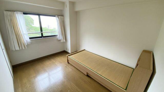 リビング以外の居室／玄関入って右手にある５．７帖の洋室。