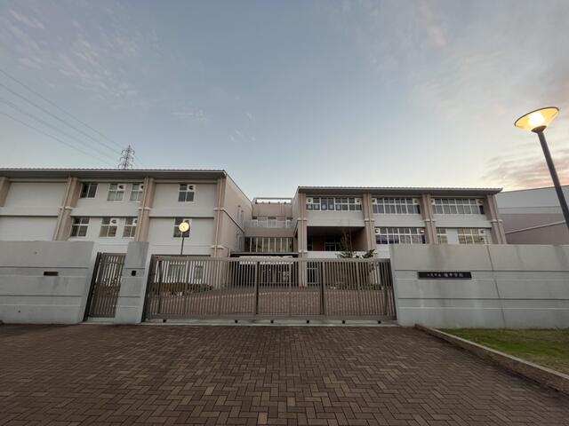 八尾市立桂中学校 (454m)