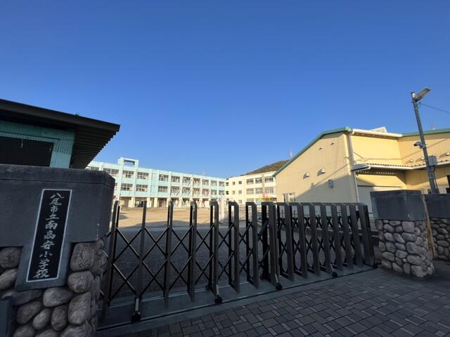 八尾市立南高安中学校 (869m)