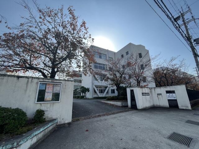 八尾市立高美中学校 (754m)