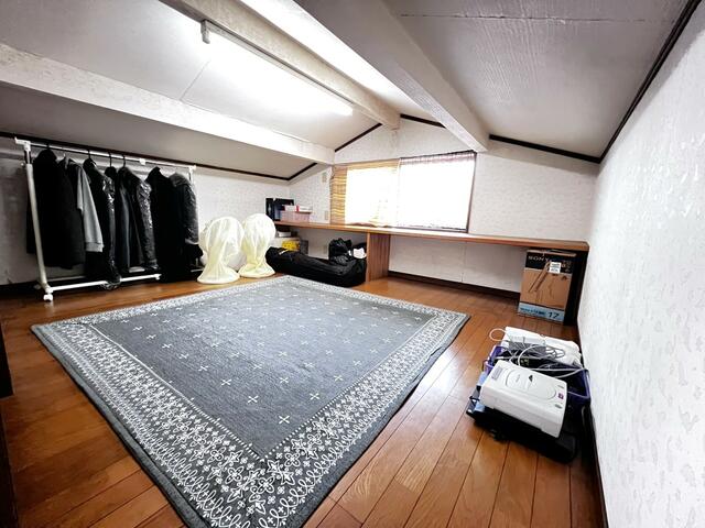 収納／屋根裏収納　約６帖広々空間♪窓や収納もあります♪