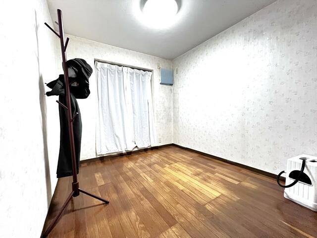 １階洋室　約５帖　収納もあります♪