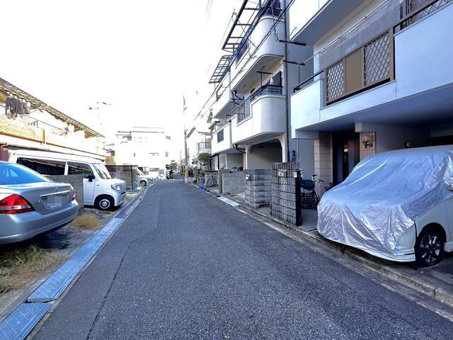 現地（外観）／駐車場に扉もあるので、お荷物の出し入れも楽々♪