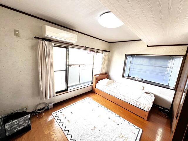 リビング以外の居室／三階北側居室　約６．５帖　収納あり♪