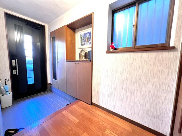 玄関／玄関　大きなシューズボックスあり♪印象の良い玄関です♪