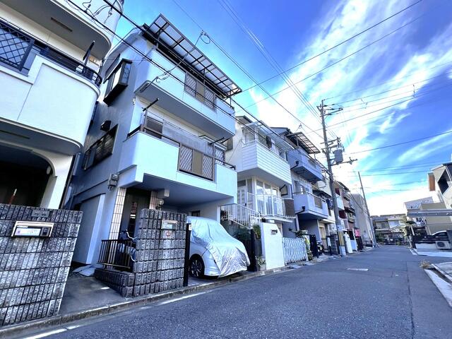 現地（外観）／前面道路は約４ｍあり、閑静な住宅街です♪