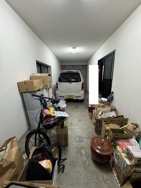 現地（駐車場）／倉庫としても使える大型の車庫になります！最大２台駐車可能♪