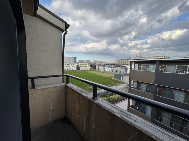 住戸からの眺望／住宅街でありながら自然が広がり、抜け感のある眺望です！