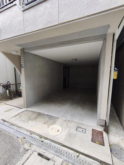 現地（駐車場）／ビルトインガレージ付なので車が雨に濡れることがありません。