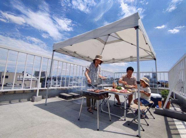 バルコニー／ＢＢＱもできるルーフバルコニー　※人やＢＢＱセットはＡＩ合成