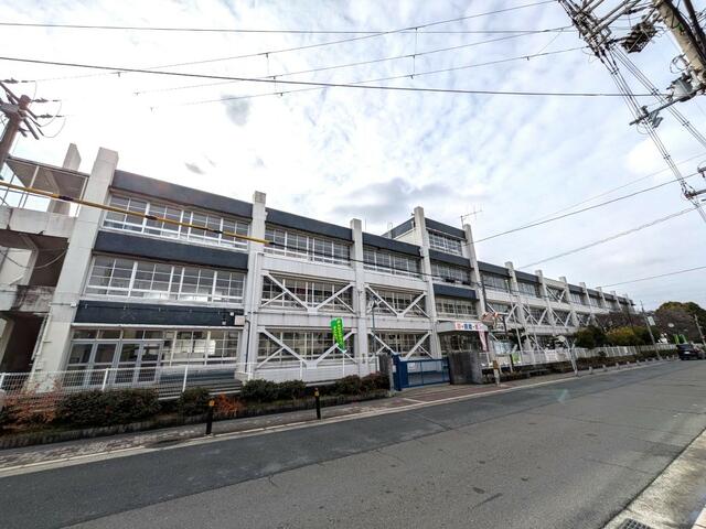 寝屋川市立第一中学校 (1,358m)