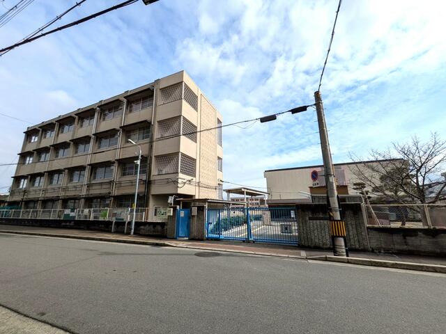 寝屋川市立中央小学校 (993m)