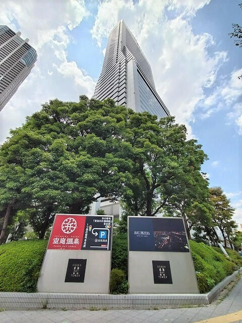 大阪ベイタワー (140m)