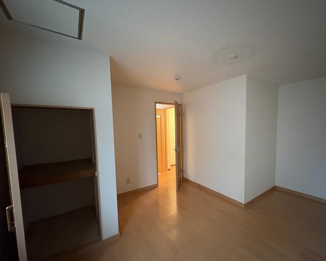 リビング以外の居室／１階の洋室約７帖です