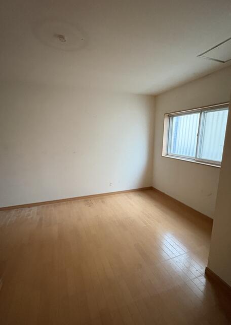 リビング以外の居室／１階の洋室約７帖です