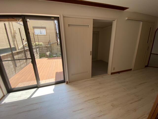 リビング以外の居室／ＬＤＫはウッドデッキと面しており、採光・通風ともに良好です♪