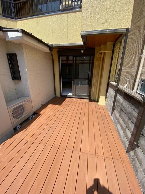 庭／夏はビニールプールを広げたり、テーブルセットを置いたりとお家