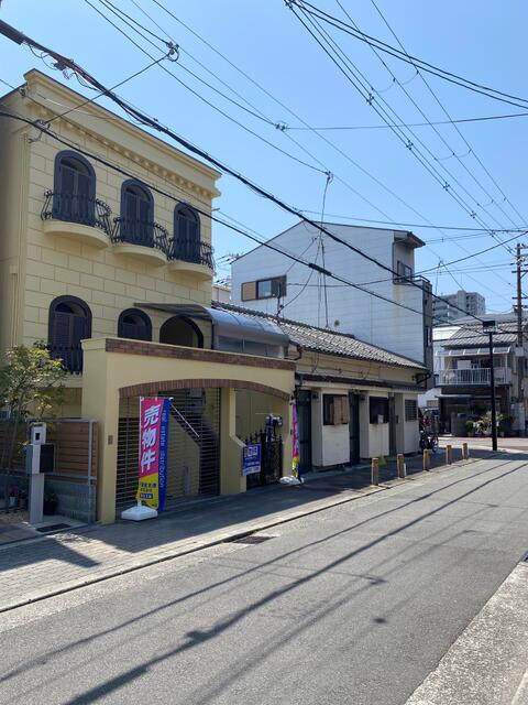 現地（外観）／前面道路も幅約８ｍあり、車の駐車などスムーズに出来そうです☆